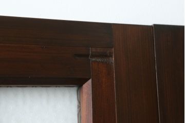 ガラス戸をリペア&カスタム!指定サイズにリサイズし、引手・平型戸車を取り付け。上部は変わり花菱ガラス、下部はすりガラスに交換。当店商品を参考に全体を着色して仕上げ。(引き戸、建具)