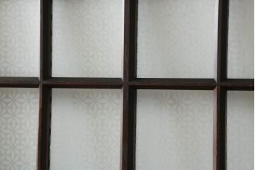 ガラス戸をリペア&カスタム!指定サイズにリサイズし、引手・平型戸車を取り付け。上部は変わり花菱ガラス、下部はすりガラスに交換。当店商品を参考に全体を着色して仕上げ。(引き戸、建具)