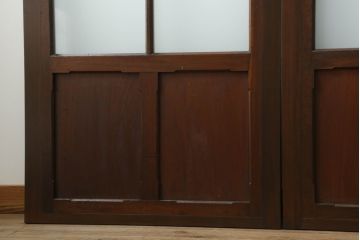 ガラス戸をリペア&カスタム!指定サイズにリサイズし、引手・平型戸車を取り付け。上部は変わり花菱ガラス、下部はすりガラスに交換。当店商品を参考に全体を着色して仕上げ。(引き戸、建具)