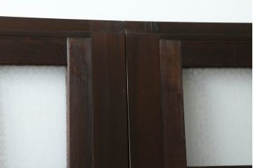 ガラス戸をリペア&カスタム!指定サイズにリサイズし、引手・平型戸車を取り付け。上部は変わり花菱ガラス、下部はすりガラスに交換。当店商品を参考に全体を着色して仕上げ。(引き戸、建具)