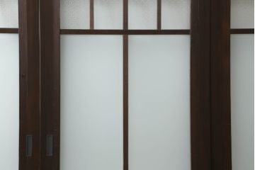 ガラス戸をリペア&カスタム!指定サイズにリサイズし、引手・平型戸車を取り付け。上部は変わり花菱ガラス、下部はすりガラスに交換。当店商品を参考に全体を着色して仕上げ。(引き戸、建具)