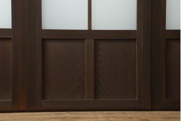 ガラス戸をリペア&カスタム!指定サイズにリサイズし、引手・平型戸車を取り付け。上部は変わり花菱ガラス、下部はすりガラスに交換。当店商品を参考に全体を着色して仕上げ。(引き戸、建具)