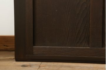 ガラス戸をリペア&カスタム!指定サイズにリサイズし、引手・平型戸車を取り付け。上部は変わり花菱ガラス、下部はすりガラスに交換。当店商品を参考に全体を着色して仕上げ。(引き戸、建具)