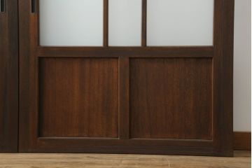 ガラス戸をリペア&カスタム!指定サイズにリサイズし、引手・平型戸車を取り付け。ガラスは全てすりガラスに交換。当店商品を参考に全体を着色して仕上げ。(引き戸、建具)