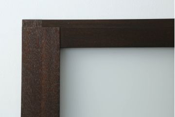 ガラス戸をリペア&カスタム!指定サイズにリサイズし、引手・平型戸車を取り付け。ガラスは全てすりガラスに交換。当店商品を参考に全体を着色して仕上げ。(引き戸、建具)