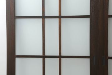 ガラス戸をリペア&カスタム!指定サイズにリサイズし、引手・平型戸車を取り付け。ガラスは全てすりガラスに交換。当店商品を参考に全体を着色して仕上げ。(引き戸、建具)