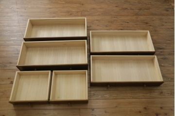 北海道旭川家具のチェストをリペア&カスタム!台輪をカットし新たに脚を取り付け。元の色をベースに、1トーン程落ち着いた色に着色して仕上げ。(洋服タンス、引き出し)