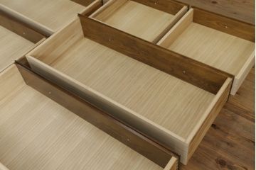 北海道旭川家具のチェストをリペア&カスタム!台輪をカットし新たに脚を取り付け。元の色をベースに、1トーン程落ち着いた色に着色して仕上げ。(洋服タンス、引き出し)