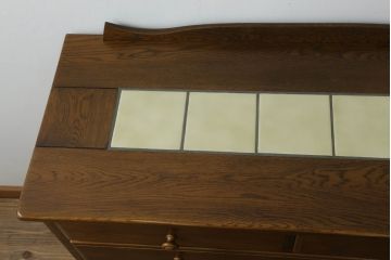 北海道旭川家具のチェストをリペア&カスタム!台輪をカットし新たに脚を取り付け。元の色をベースに、1トーン程落ち着いた色に着色して仕上げ。(洋服タンス、引き出し)