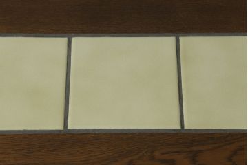 北海道旭川家具のチェストをリペア&カスタム!台輪をカットし新たに脚を取り付け。元の色をベースに、1トーン程落ち着いた色に着色して仕上げ。(洋服タンス、引き出し)