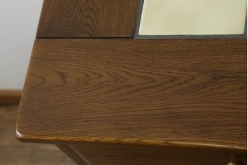 北海道旭川家具のチェストをリペア&カスタム!台輪をカットし新たに脚を取り付け。元の色をベースに、1トーン程落ち着いた色に着色して仕上げ。(洋服タンス、引き出し)