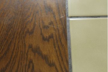 北海道旭川家具のチェストをリペア&カスタム!台輪をカットし新たに脚を取り付け。元の色をベースに、1トーン程落ち着いた色に着色して仕上げ。(洋服タンス、引き出し)