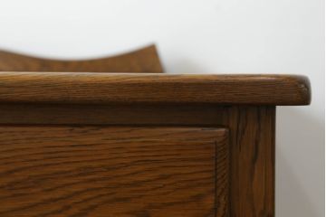 北海道旭川家具のチェストをリペア&カスタム!台輪をカットし新たに脚を取り付け。元の色をベースに、1トーン程落ち着いた色に着色して仕上げ。(洋服タンス、引き出し)