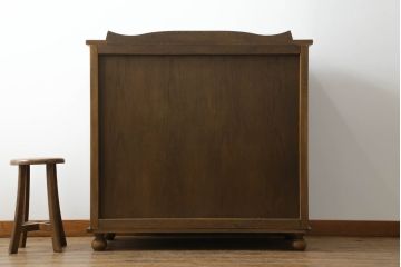 北海道旭川家具のチェストをリペア&カスタム!台輪をカットし新たに脚を取り付け。元の色をベースに、1トーン程落ち着いた色に着色して仕上げ。(洋服タンス、引き出し)