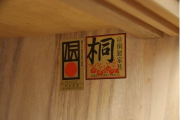 総桐箪笥をリペア&カスタム!上段右側の棚板を取り外し、畳に跡がつくのを軽減させるための下敷き板を新規製作。砥の粉を落としクリアワックスで仕上げ。(胴丸、和タンス、桐たんす、収納箪笥、衣装タンス)
