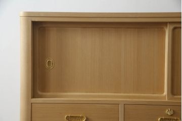総桐箪笥をリペア&カスタム!上段右側の棚板を取り外し、畳に跡がつくのを軽減させるための下敷き板を新規製作。砥の粉を落としクリアワックスで仕上げ。(胴丸、和タンス、桐たんす、収納箪笥、衣装タンス)