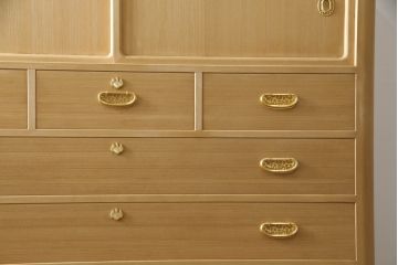 総桐箪笥をリペア&カスタム!上段右側の棚板を取り外し、畳に跡がつくのを軽減させるための下敷き板を新規製作。砥の粉を落としクリアワックスで仕上げ。(胴丸、和タンス、桐たんす、収納箪笥、衣装タンス)