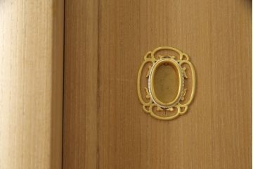 総桐箪笥をリペア&カスタム!上段右側の棚板を取り外し、畳に跡がつくのを軽減させるための下敷き板を新規製作。砥の粉を落としクリアワックスで仕上げ。(胴丸、和タンス、桐たんす、収納箪笥、衣装タンス)