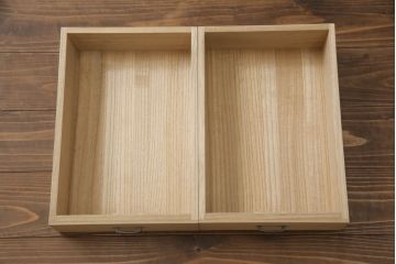 加茂総桐箪笥の見た目を変えずに綺麗にリペア!全体をクリーニング後、元の色を活かし蜜蝋クリアワックスにて仕上げ。(総桐たんす、衣装箪笥、整理タンス、胴厚)