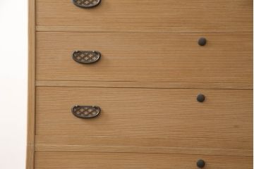加茂総桐箪笥の見た目を変えずに綺麗にリペア!全体をクリーニング後、元の色を活かし蜜蝋クリアワックスにて仕上げ。(総桐たんす、衣装箪笥、整理タンス、胴厚)