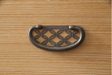 加茂総桐箪笥の見た目を変えずに綺麗にリペア!全体をクリーニング後、元の色を活かし蜜蝋クリアワックスにて仕上げ。(総桐たんす、衣装箪笥、整理タンス、胴厚)