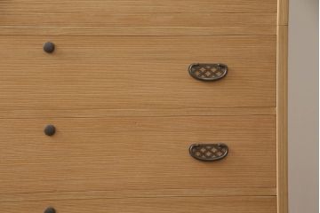 加茂総桐箪笥の見た目を変えずに綺麗にリペア!全体をクリーニング後、元の色を活かし蜜蝋クリアワックスにて仕上げ。(総桐たんす、衣装箪笥、整理タンス、胴厚)
