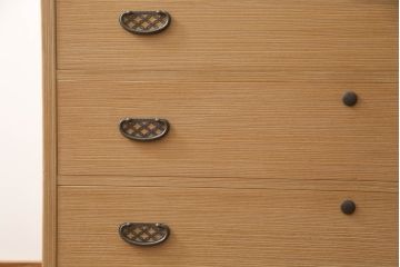 加茂総桐箪笥の見た目を変えずに綺麗にリペア!全体をクリーニング後、元の色を活かし蜜蝋クリアワックスにて仕上げ。(総桐たんす、衣装箪笥、整理タンス、胴厚)