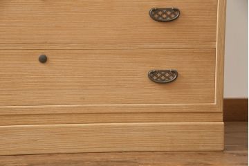 加茂総桐箪笥の見た目を変えずに綺麗にリペア!全体をクリーニング後、元の色を活かし蜜蝋クリアワックスにて仕上げ。(総桐たんす、衣装箪笥、整理タンス、胴厚)