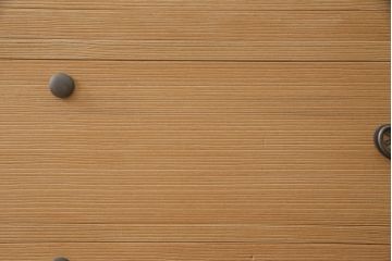 加茂総桐箪笥の見た目を変えずに綺麗にリペア!全体をクリーニング後、元の色を活かし蜜蝋クリアワックスにて仕上げ。(総桐たんす、衣装箪笥、整理タンス、胴厚)