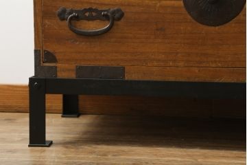 昭和初期の会津衣装箪笥をリペア&カスタム!上下分けて使用できるよう、内側から天板補強。鉄脚を取り付け、クリアワックスで仕上げ。(ローボード、ローチェスト、和たんす、時代箪笥、収納箪笥、衣装箪笥、引き出し、テレビ台)