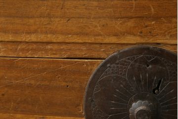 昭和初期の会津衣装箪笥をリペア&カスタム!上下分けて使用できるよう、内側から天板補強。鉄脚を取り付け、クリアワックスで仕上げ。(ローボード、ローチェスト、和たんす、時代箪笥、収納箪笥、衣装箪笥、引き出し、テレビ台)