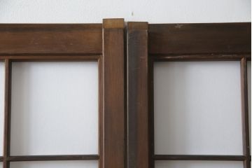 昭和初期の障子戸2枚をリペア&カスタム!金具は交換し、障子もプラスチック障子へ張り替え。全体を元の色味に合わせて着色して仕上げ。(建具、引き戸、ガラス戸)