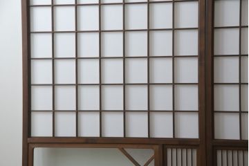 昭和初期の障子戸2枚をリペア&カスタム!金具は交換し、障子もプラスチック障子へ張り替え。全体を元の色味に合わせて着色して仕上げ。(建具、引き戸、ガラス戸)