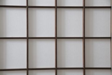昭和初期の障子戸2枚をリペア&カスタム!金具は交換し、障子もプラスチック障子へ張り替え。全体を元の色味に合わせて着色して仕上げ。(建具、引き戸、ガラス戸)