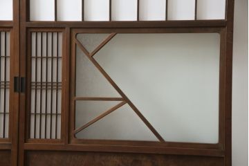 昭和初期の障子戸2枚をリペア&カスタム!金具は交換し、障子もプラスチック障子へ張り替え。全体を元の色味に合わせて着色して仕上げ。(建具、引き戸、ガラス戸)