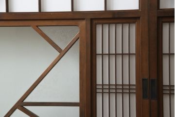 昭和初期の障子戸2枚をリペア&カスタム!金具は交換し、障子もプラスチック障子へ張り替え。全体を元の色味に合わせて着色して仕上げ。(建具、引き戸、ガラス戸)