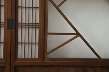 昭和初期の障子戸2枚をリペア&カスタム!金具は交換し、障子もプラスチック障子へ張り替え。全体を元の色味に合わせて着色して仕上げ。(建具、引き戸、ガラス戸)