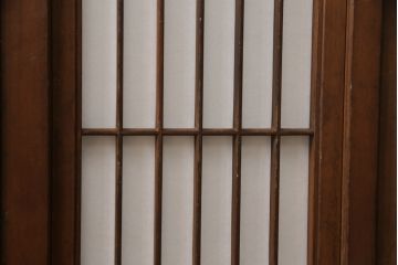 昭和初期の障子戸2枚をリペア&カスタム!金具は交換し、障子もプラスチック障子へ張り替え。全体を元の色味に合わせて着色して仕上げ。(建具、引き戸、ガラス戸)