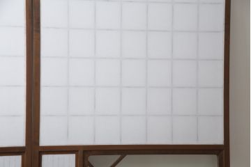 昭和初期の障子戸2枚をリペア&カスタム!金具は交換し、障子もプラスチック障子へ張り替え。全体を元の色味に合わせて着色して仕上げ。(建具、引き戸、ガラス戸)