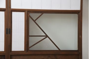 昭和初期の障子戸2枚をリペア&カスタム!金具は交換し、障子もプラスチック障子へ張り替え。全体を元の色味に合わせて着色して仕上げ。(建具、引き戸、ガラス戸)