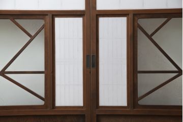 昭和初期の障子戸2枚をリペア&カスタム!金具は交換し、障子もプラスチック障子へ張り替え。全体を元の色味に合わせて着色して仕上げ。(建具、引き戸、ガラス戸)
