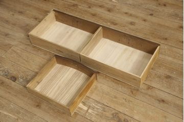 重ね茶棚にリペア&カスタム!中段・下段引き戸内部の既存の棚板を取り外し、棚受けを取り付け、棚板を各1枚製作し取り付け。本体は現状をベースに着色。(茶箪笥、飾り棚、収納棚、戸棚)