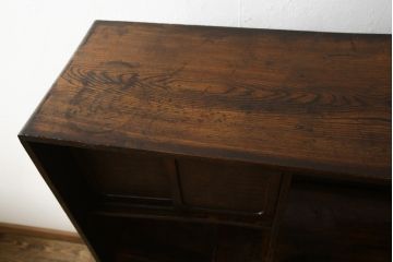 重ね茶棚にリペア&カスタム!中段・下段引き戸内部の既存の棚板を取り外し、棚受けを取り付け、棚板を各1枚製作し取り付け。本体は現状をベースに着色。(茶箪笥、飾り棚、収納棚、戸棚)