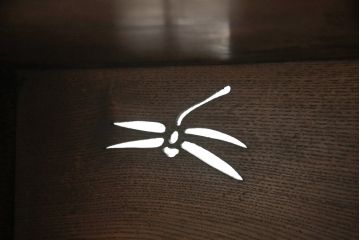 重ね茶棚にリペア&カスタム!中段・下段引き戸内部の既存の棚板を取り外し、棚受けを取り付け、棚板を各1枚製作し取り付け。本体は現状をベースに着色。(茶箪笥、飾り棚、収納棚、戸棚)