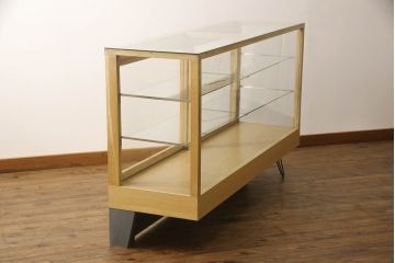 ガラスケースの見た目を変えずに綺麗にリペア!棚底をオーク材に変更し、本体は現状をベースに着色。(収納棚、陳列棚、飾り棚、ショーケース)