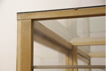 ガラスケースの見た目を変えずに綺麗にリペア!棚底をオーク材に変更し、本体は現状をベースに着色。(収納棚、陳列棚、飾り棚、ショーケース)