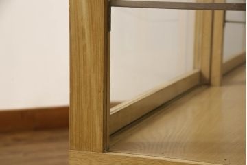 ガラスケースの見た目を変えずに綺麗にリペア!棚底をオーク材に変更し、本体は現状をベースに着色。(収納棚、陳列棚、飾り棚、ショーケース)