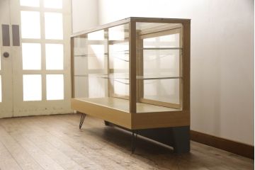ガラスケースの見た目を変えずに綺麗にリペア!棚底をオーク材に変更し、本体は現状をベースに着色。(収納棚、陳列棚、飾り棚、ショーケース)