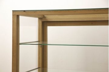ガラスケースの見た目を変えずに綺麗にリペア!棚底をオーク材に変更し、本体は現状をベースに着色。(収納棚、陳列棚、飾り棚、ショーケース)