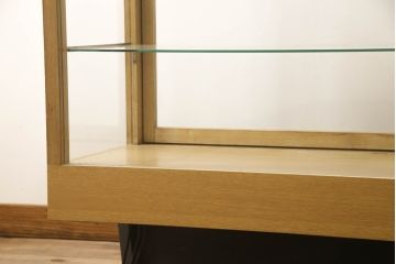 ガラスケースの見た目を変えずに綺麗にリペア!棚底をオーク材に変更し、本体は現状をベースに着色。(収納棚、陳列棚、飾り棚、ショーケース)
